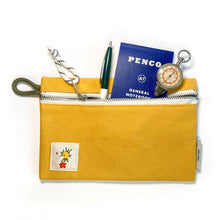 Load image into Gallery viewer, Zip Pouch - Daisy