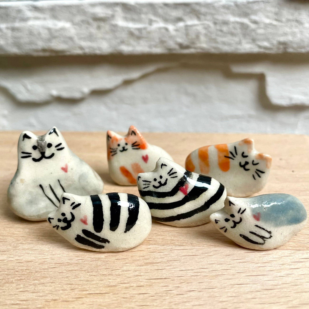 Tiny Ceramic Cats with Heart – Assorted Designs